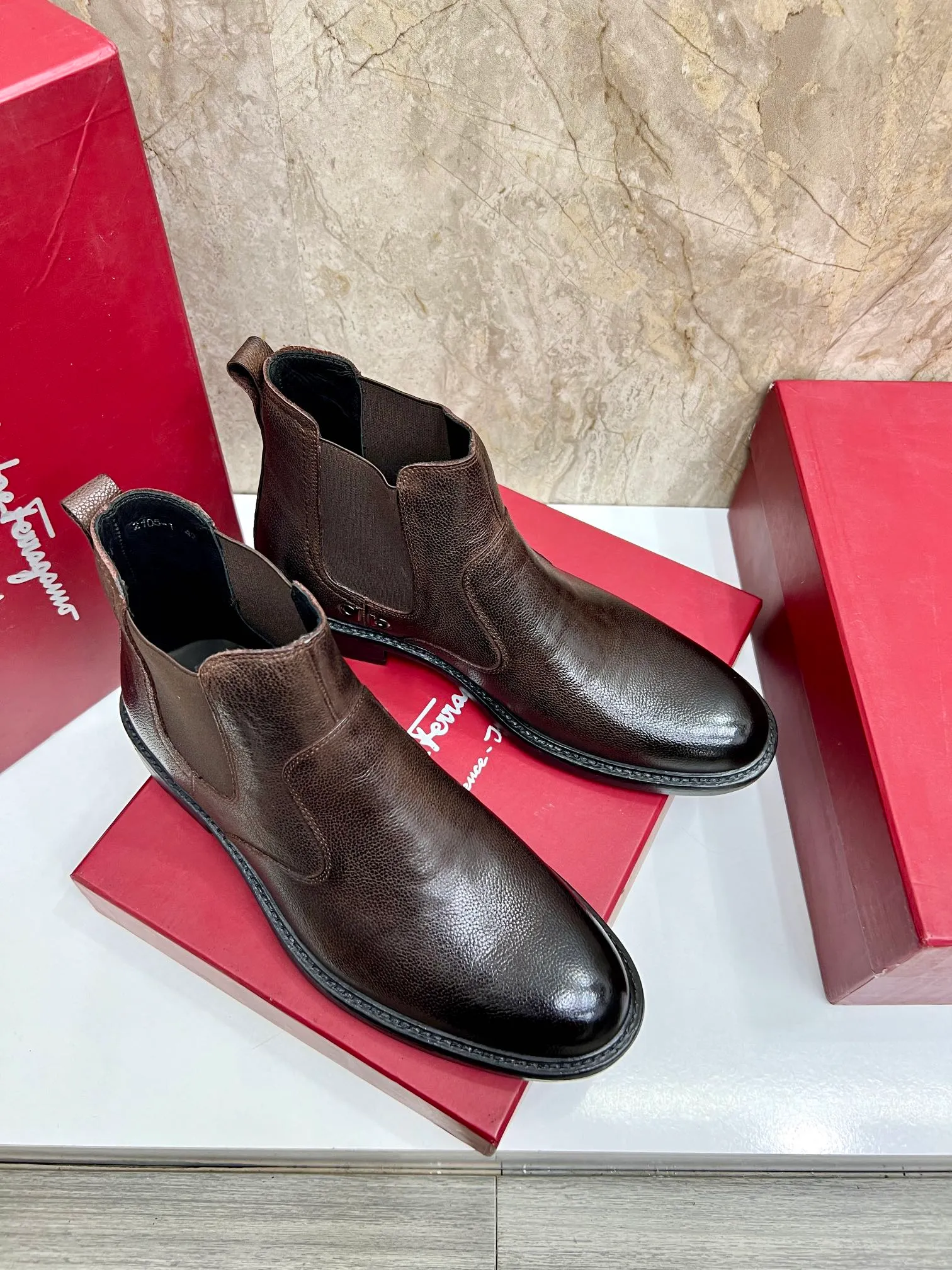 Original order quality: Men's shoes 💰700 Brand: Ferragamo (Ferragamo) One size larger: Men's size 38-44 (45 customized) Grade: Same style as the official website High-end men's shoes Material: Original cowhide, cowhide lining, original outsole Style category: Chelsea men's boots Fashion trend Color: Actual picture